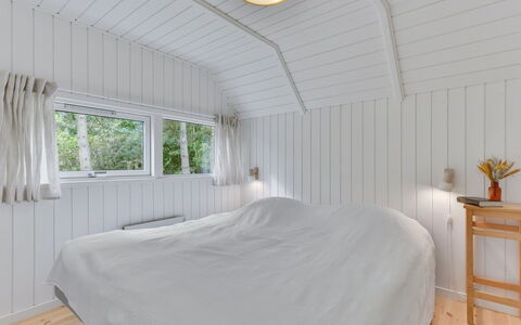 Merta: Bois, Plafond, Sol, Sol, Chambre, Design Intérieur, Lit, Drap De Lit, Literie, Pièce