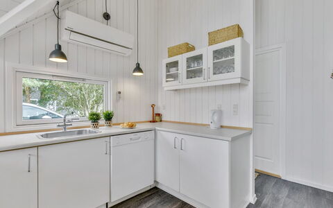Merta: Sol, Bois, Design Intérieur, Cuisine, Sol, Comptoir, Plafond, Cabinetry, Pièce, Robinet
