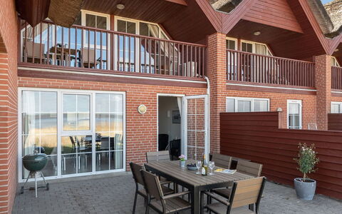 Deljan - 3.5Km from the Sea: Appartement, Balcon, Porche, Chaise, Tache De Bois, Plate-Forme, Mobilier De Jardin, Dur, Daylighting, Siding