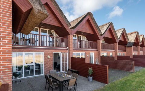 Deljan - 3.5Km from the Sea: Arbuste, Design Urbain, Couverture De Sol, Brique, Appartement, Biens, Brickwork, Balcon, Aménagement Paysager