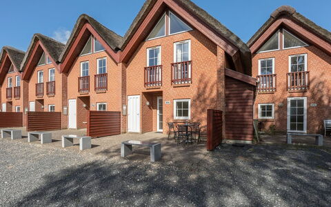 Deljan - 3.5Km from the Sea: Arbuste, Design Urbain, Couverture De Sol, Brique, Appartement, Biens, Brickwork, Balcon, Aménagement Paysager