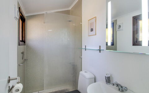 Hannu - 900M from the Sea: Luminaire Plomberie, Salle De Bains, Sol, Design Intérieur, Lavabo, Sol, Plomberie, Plafond, Toilette, Évier