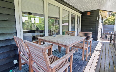 Hannu - 900M from the Sea: Meubles, Bois, Sol, Sol, Parquet, Porche, Dur, Table, Tache De Bois, Plate-Forme
