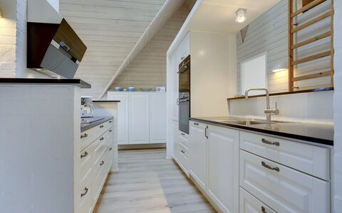 Ege - 200M from the Sea: Sol, Bois, Design Intérieur, Cuisine, Plafond, Comptoir, Sol, Parquet, Cabinetry, Luminaire