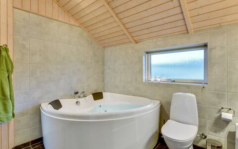 Christan - 1.2Km from the Sea: Luminaire Plomberie, Salle De Bains, Sol, Baignoire, Plafond, Sol, Plomberie, Design Intérieur, Robinet, Évier