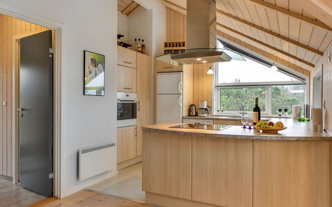 Christan - 1.2Km from the Sea: Design Intérieur, Cuisine, Sol, Bois, Plafond, Comptoir, Meubles, Pièce, Sol, Luminaire