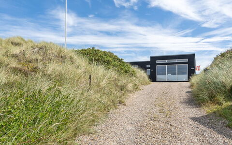 Carstina - 400M from the Sea: Domicile, Chalet, Porche, Dur, Siding, Plate-Forme, Ombre, Planche, Biens, Batiments Jardin