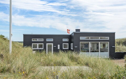 Carstina - 400M from the Sea: Domicile, Chalet, Porche, Dur, Siding, Plate-Forme, Ombre, Planche, Biens, Batiments Jardin
