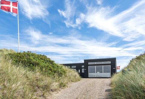 Carstina - 400M from the Sea: Domicile, Chalet, Porche, Dur, Siding, Plate-Forme, Ombre, Planche, Biens, Batiments Jardin