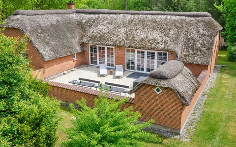 Erla - 2.3Km from the Sea: Bâtiment, Maison, Bois, Domicile, Toit, Chalet, Zone Résidentielle, Arbuste, Architecture