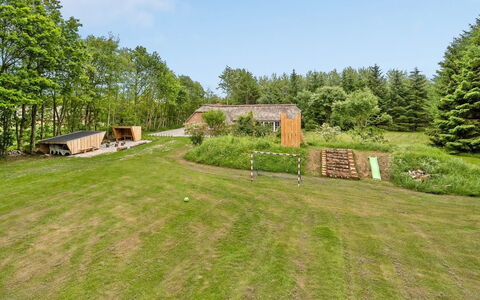 Erla - 2.3Km from the Sea: Bâtiment, Maison, Bois, Domicile, Toit, Chalet, Zone Résidentielle, Arbuste, Architecture