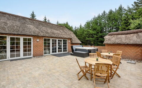 Erla - 2.3Km from the Sea: Bâtiment, Maison, Bois, Domicile, Toit, Chalet, Zone Résidentielle, Arbuste, Architecture