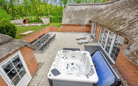 Erla - 2.3Km from the Sea: Toit, Maison, Domicile, Chalet, Siding, Biens, Allée, Batiments Jardin, Cour, Cabanon