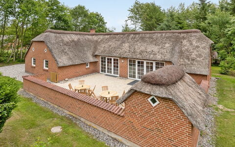 Erla - 2.3Km from the Sea: Toit, Maison, Domicile, Chalet, Siding, Biens, Allée, Batiments Jardin, Cour, Cabanon