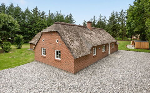 Erla - 2.3Km from the Sea: Toit, Maison, Domicile, Chalet, Siding, Biens, Allée, Batiments Jardin, Cour, Cabanon
