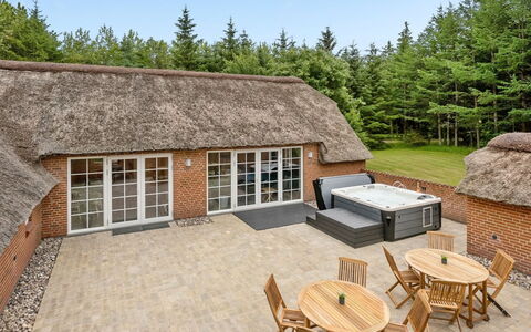 Erla - 2.3Km from the Sea: Toit, Maison, Domicile, Chalet, Siding, Biens, Allée, Batiments Jardin, Cour, Cabanon