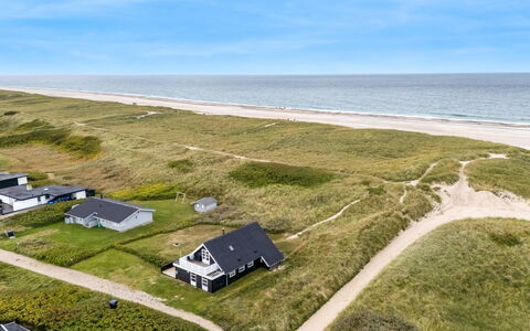 Amandus - 100M from the Sea: Zone Résidentielle, Arbuste, Maison, Domicile, Jardin, Biens, Ombre, Aménagement Paysager, Pelouse