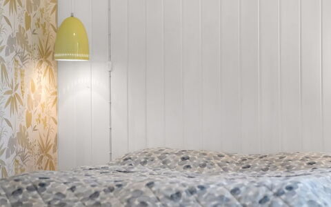 Rohan - 500M from the Sea: Bois, Design Intérieur, Chambre, Linge, Literie, Drap De Lit, Pièce, Tache De Bois, Lit, Lampshade