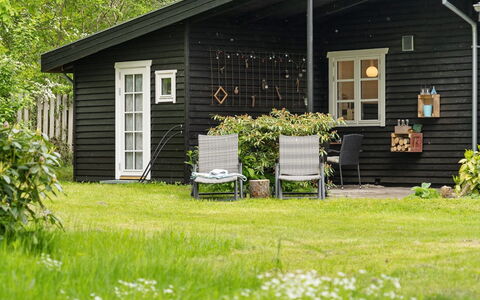 Rohan - 500M from the Sea: Arbuste, Maison, Chalet, Jardin, Domicile, Porte, Siding, Batiments Jardin, Couverture De Sol