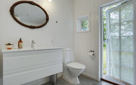 Rohan - 500M from the Sea: Luminaire Plomberie, Sol, Salle De Bains, Sol, Design Intérieur, Toilette, Plomberie, Siège De Toilette, Robinet, Évier