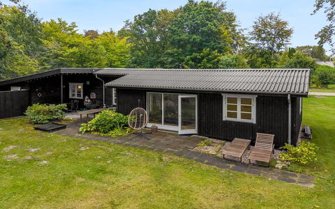Rohan - 500M from the Sea: Herbe, Maison, Chalet, Toit, Domicile, Arbuste, Lot Terre, Porte, Siding, Jardin