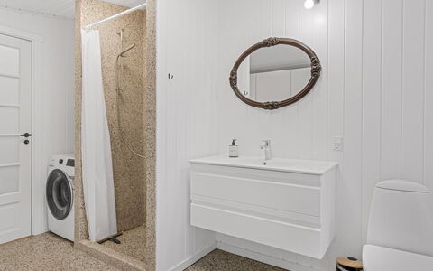 Rohan - 500M from the Sea: Sol, Sol, Bois, Design Intérieur, Luminaire Plomberie, Armoire De Toilette, Plomberie, Salle De Bains, Plafond, Robinet