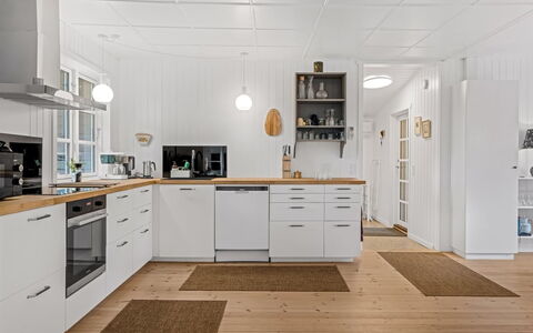 Rohan - 500M from the Sea: Cuisine, Comptoir, Appareil De Cuisine, Sol, Cabinetry, Design Intérieur, Meubles, Sol, Principaux Appliance, Parquet