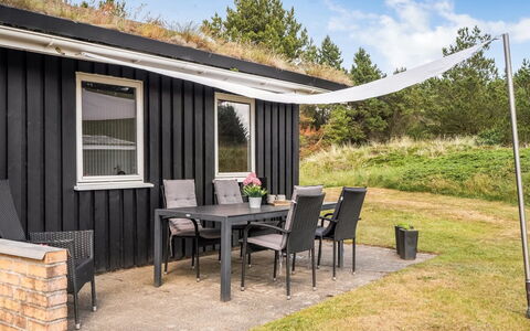 Gloria - 2.5Km from the Sea: Bois, Ombre, Porche, Dur, Siding, Chalet, Tache De Bois, Arrière-Cour, Planche, Mobilier De Jardin
