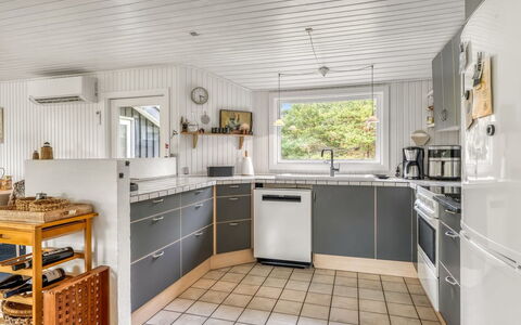 Gloria - 2.5Km from the Sea: Cuisine, Comptoir, Appareil De Cuisine, Principaux Appliance, Sol, Bois, Design Intérieur, Plafond, Cabinetry, Électroménager