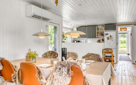 Gloria - 2.5Km from the Sea: Bois, Design Intérieur, Plafond, Meubles, Table Cuisine Et Salle A Manger, Sol, Chaise, Domicile, Salle À Manger, Luminaire