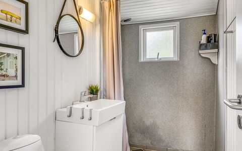 Gloria - 2.5Km from the Sea: Luminaire Plomberie, Salle De Bains, Design Intérieur, Plomberie, Toilette, Robinet, Plafond, Rideau, Siège De Toilette, Évier