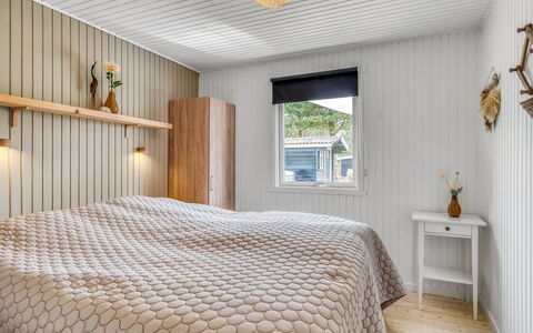 Gloria - 2.5Km from the Sea: Bois, Chambre, Design Intérieur, Plafond, Sol, Lit, Sol, Literie, Drap De Lit, Linge