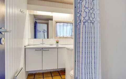 Vlatko - 2.9Km from the Sea: Luminaire Plomberie, Sol, Salle De Bains, Sol, Design Intérieur, Évier, Lavabo, Plomberie, Armoire De Toilette, Robinet