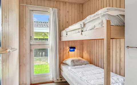Vlatko - 2.9Km from the Sea: Bois, Chambre, Lit, Lit Superposé, Tache De Bois, Dur, Dortoir, Planche, Cadre De Lit, Literie