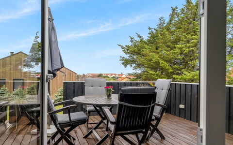 Bedri - 800M from the Sea: Bois, Meubles, Parquet, Plate-Forme, Chaise, Mobilier De Jardin, Dur, Tableau De Plein Air, Balcon, Table Cuisine Et Salle A Manger
