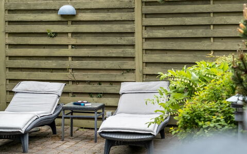 Bedri - 800M from the Sea: Mobilier De Jardin, Extérieur Banc, Jardin, Planche, Dur, Ombre, Conception, Accoudoir, Pot De Fleur, Arrière-Cour
