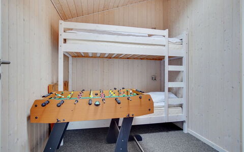 Bedri - 800M from the Sea: Bois, Lit Superposé, Sol, Design Intérieur, Sol, Plafond, Chambre, Pièce, Lit, Dortoir