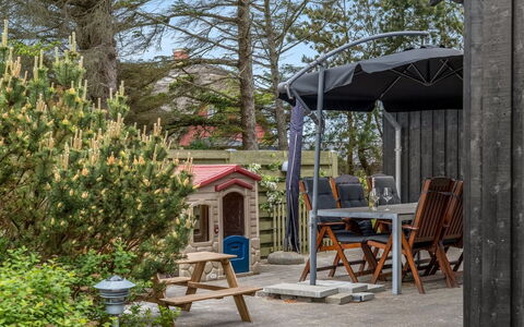 Bedri - 800M from the Sea: Ombre, Chalet, Batiments Jardin, Jardin, Structure En Plein Air, Cour, Cabanon, Mobilier De Jardin, Arrière-Cour, Aménagement Paysager