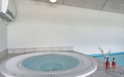 Riki - 150M from the Sea: Toit, Maison, Domicile, Chalet, Siding, Biens, Allée, Batiments Jardin, Cour, Cabanon