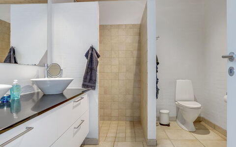 Riki - 150M from the Sea: Toit, Maison, Domicile, Chalet, Siding, Biens, Allée, Batiments Jardin, Cour, Cabanon