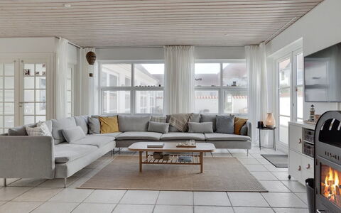 Riki - 150M from the Sea: Toit, Maison, Domicile, Chalet, Siding, Biens, Allée, Batiments Jardin, Cour, Cabanon