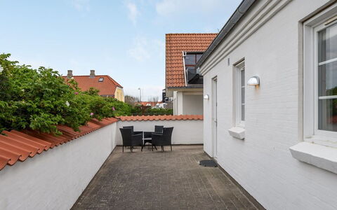 Riki - 150M from the Sea: Toit, Maison, Domicile, Chalet, Siding, Biens, Allée, Batiments Jardin, Cour, Cabanon
