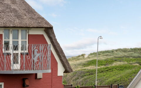 Riki - 150M from the Sea: Toit, Maison, Domicile, Chalet, Siding, Biens, Allée, Batiments Jardin, Cour, Cabanon