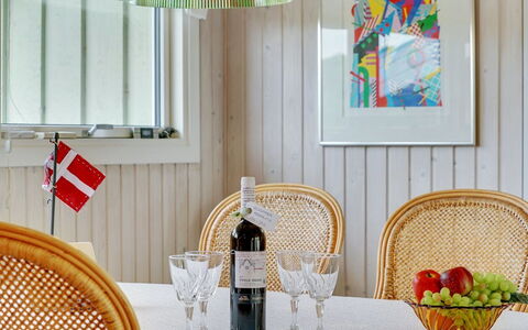 Erwith - 50M from the Sea: Design Intérieur, Meubles, Chaise, Verre, Tache De Bois, Matériau Naturel, Salle À Manger, Luminaire, Lampshade, Vernis