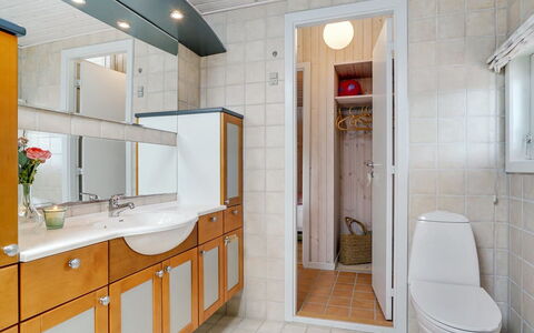 Erwith - 50M from the Sea: Lavabo, Luminaire Plomberie, Évier, Design Intérieur, Sol, Salle De Bains, Sol, Armoire De Toilette, Robinet, Comptoir