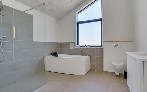 Bentine - 1.6Km from the Sea: Sol, Luminaire Plomberie, Sol, Design Intérieur, Plafond, Salle De Bains, Robinet, Évier, Plomberie