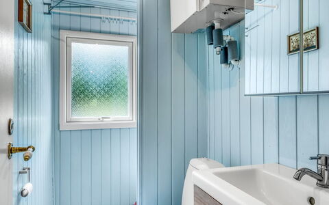 Jorek - 1.3Km from the Sea: Bois, Luminaire Plomberie, Design Intérieur, Salle De Bains, Sol, Plafond, Robinet, Plomberie, Pièce, Évier