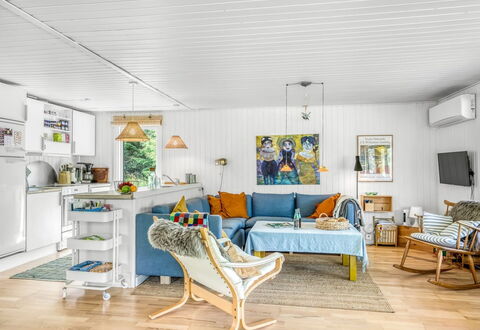 Jorek - 1.3Km from the Sea: Meubles, Design Intérieur, Bois, Canapé, Sol, Plafond, Salon, Sol, Pièce, Chaise