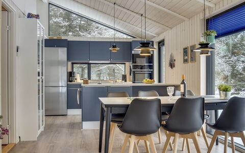 Hildegard - 1.5Km from the Sea: Design Intérieur, Meubles, Bois, Plafond, Sol, Luminaire, Cuisine, Table Cuisine Et Salle A Manger, Comptoir, Éclairage