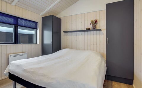 Hildegard - 1.5Km from the Sea: Lit, Chambre, Bois, Design Intérieur, Sol, Plafond, Sol, Drap De Lit, Literie, Cadre De Lit